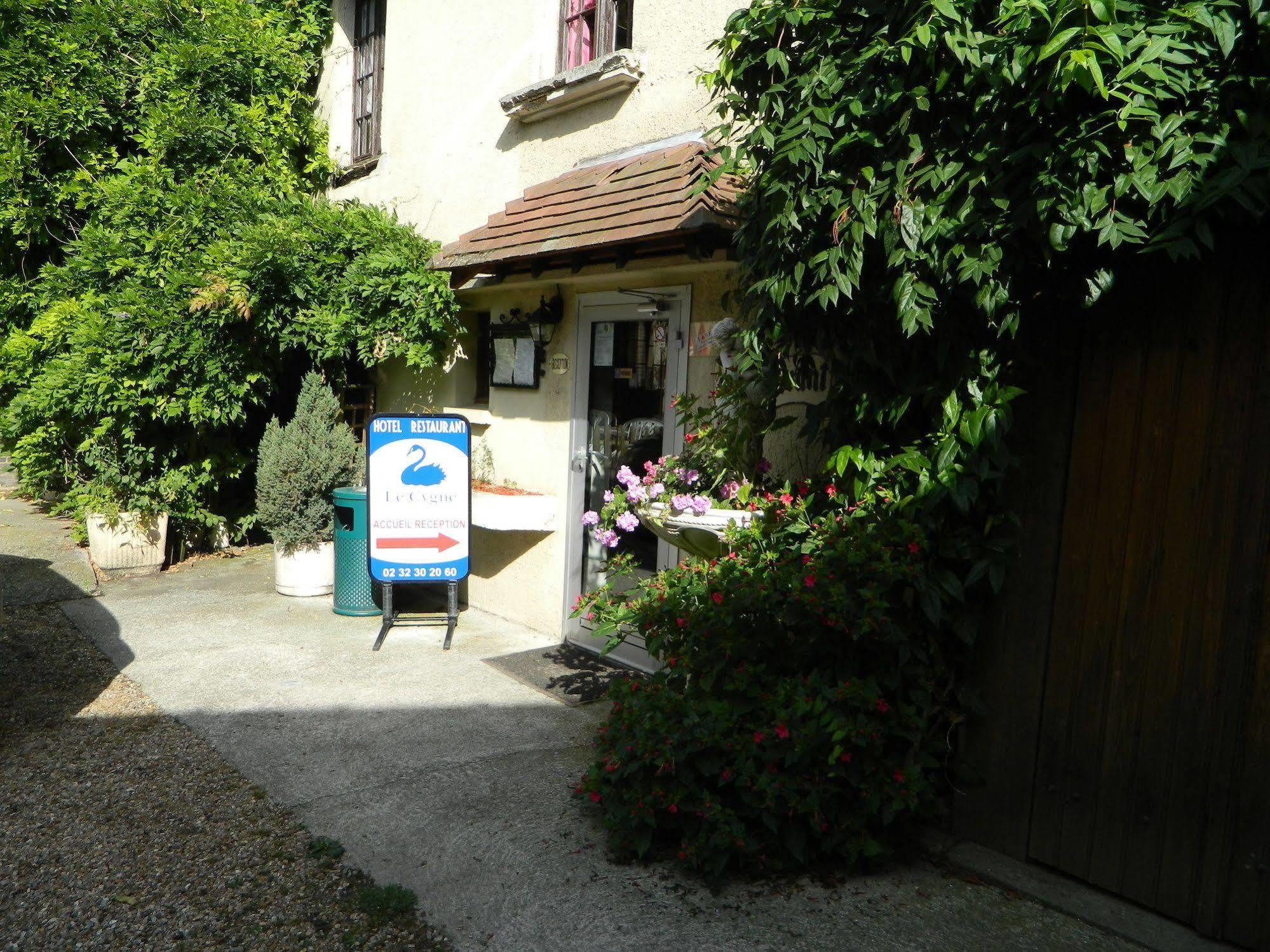Hotel Restaurant Le Cygne Conches-en-Ouche Exteriér fotografie